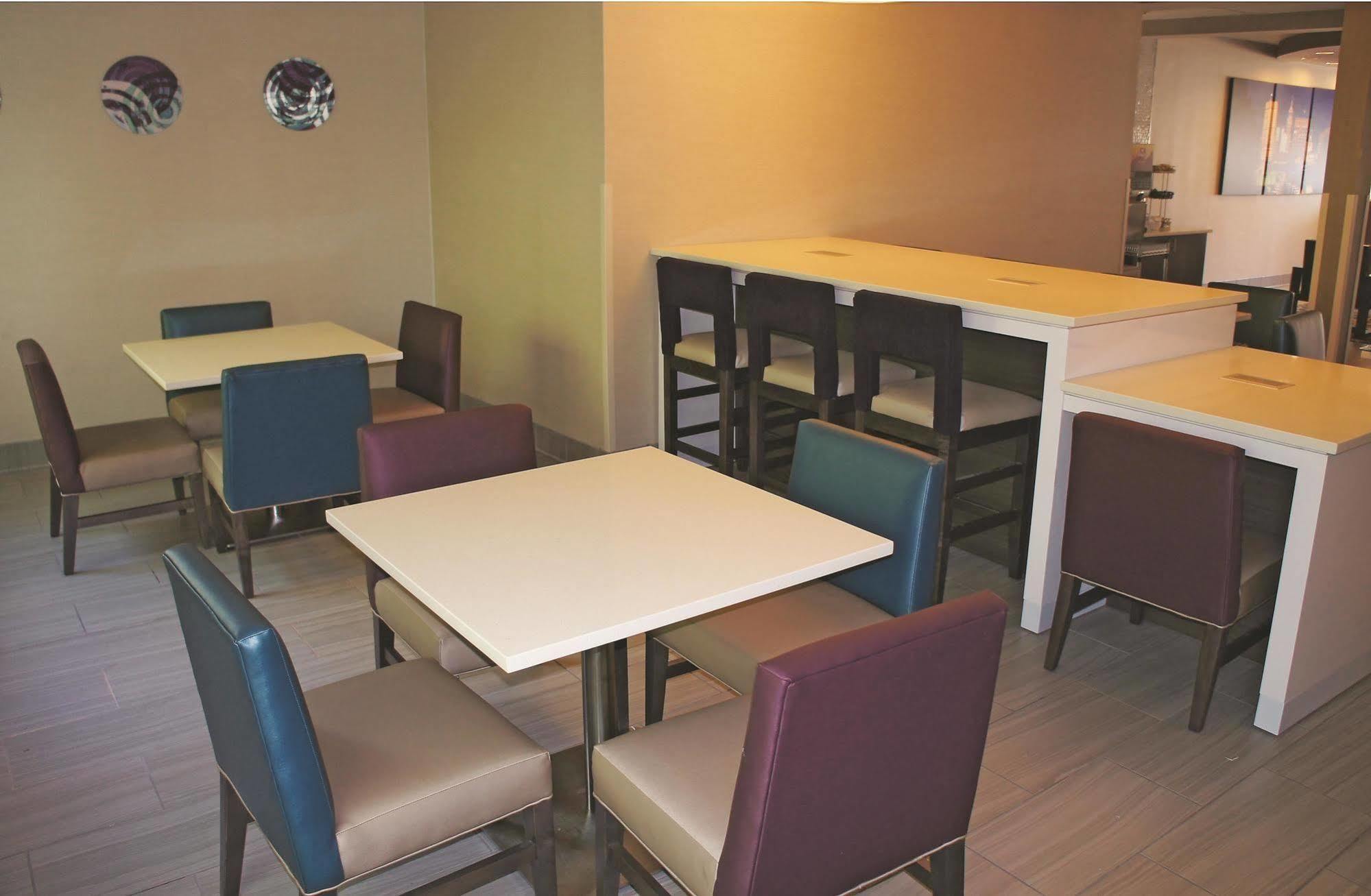 La Quinta Inn By Wyndham Indianapolis North Bagian luar foto